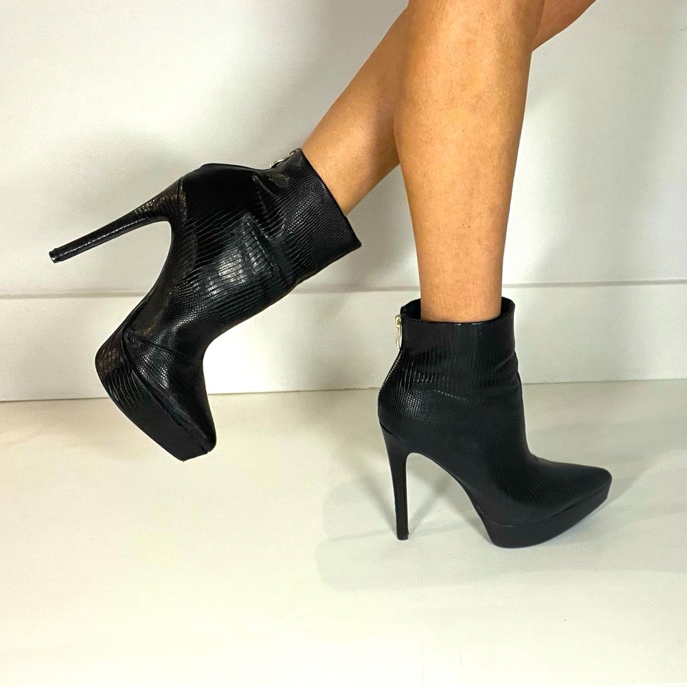 Black heels with gold zipper size 7,5,  only used one time